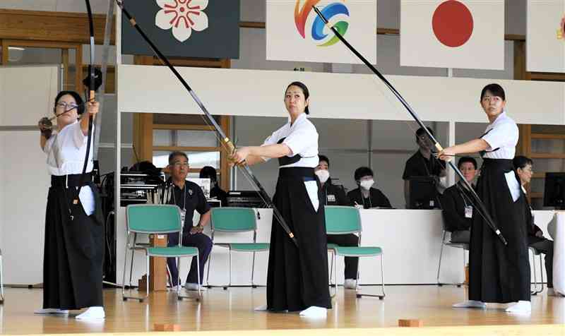 【成年女子遠的3位決定戦・熊本－石川】狙いを定める熊本の（左から）吉田、皆越、中尾＝佐賀・多久市緑が丘弓道場