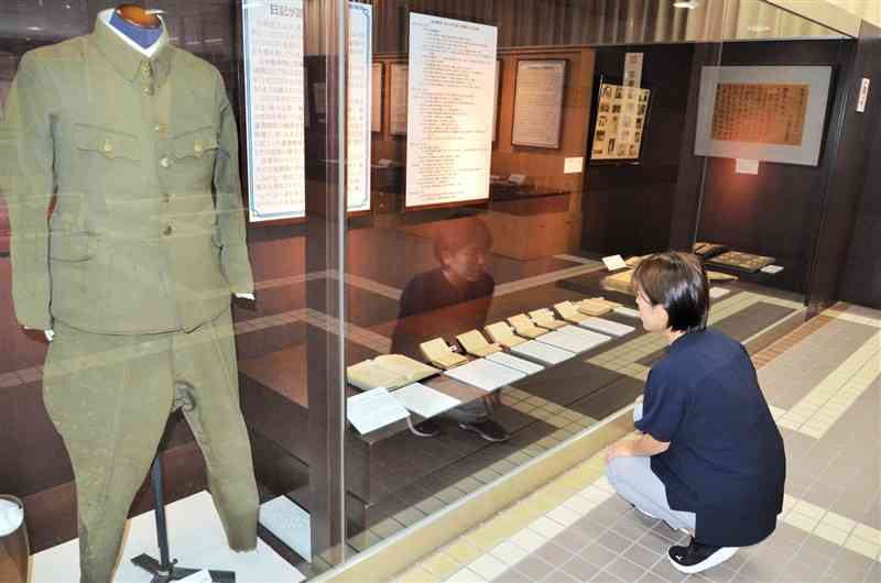 熊本県出身の陸軍兵が残した日記などが並ぶ「日中戦争と三人の兵」展＝8日、宇城市