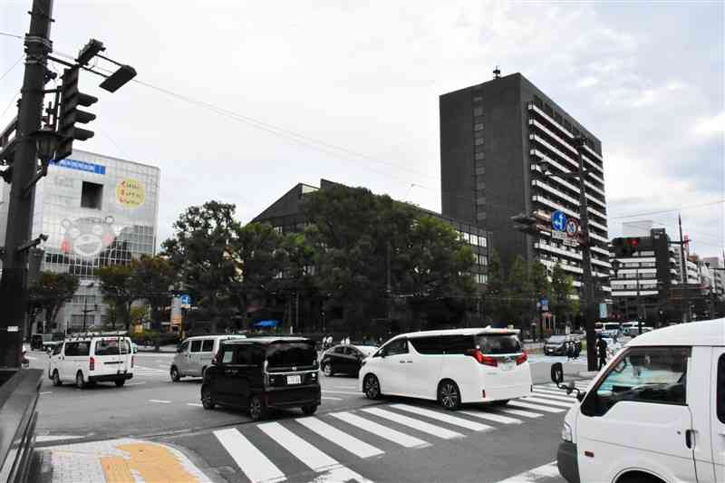 熊本市が、時差出勤によって午前8時台の交通量が減ったとした市役所北側交差点＝8日午後、中央区