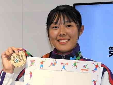 自転車女子スクラッチで優勝し、表彰式で笑顔を見せる田中杏奈（順大）＝佐賀県オッズパーク武雄