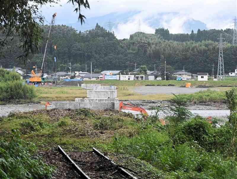 工事が進む球磨川第四橋梁の橋脚＝7日、錦町