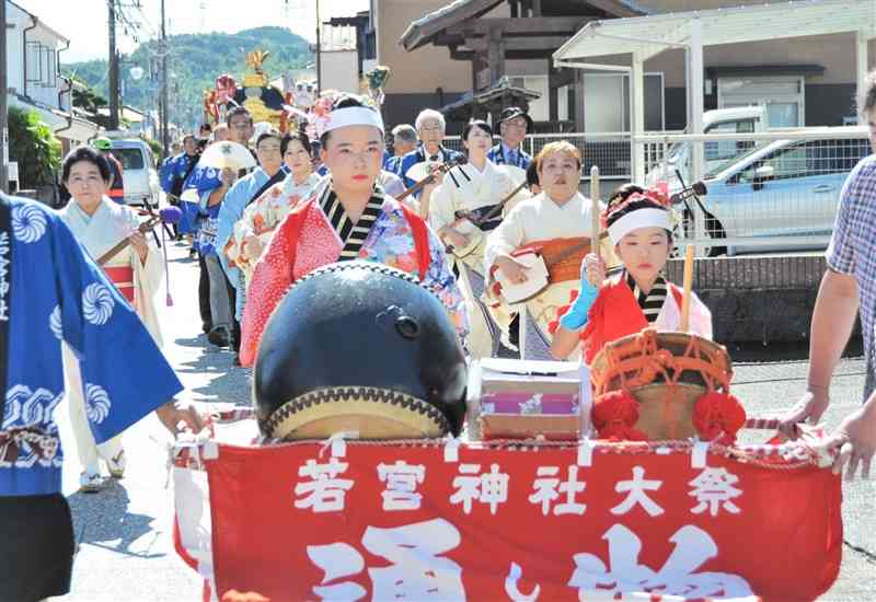 御船町中心部をにぎやかに練り歩く辺田見若宮神社の神幸行列「通し物」＝9日