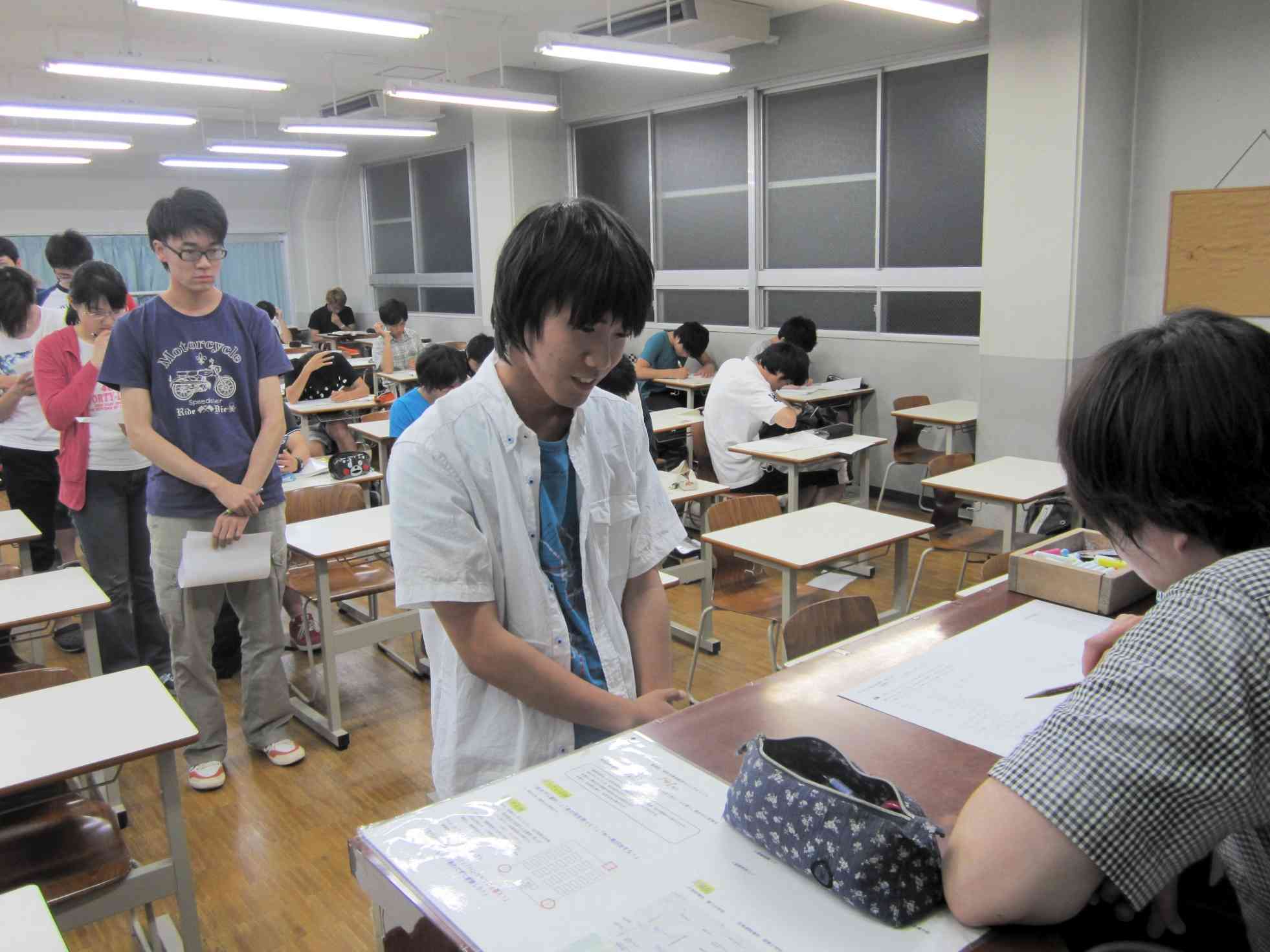 「数学エンドレス」の指導風景＝熊本市中央区の壺溪塾本館