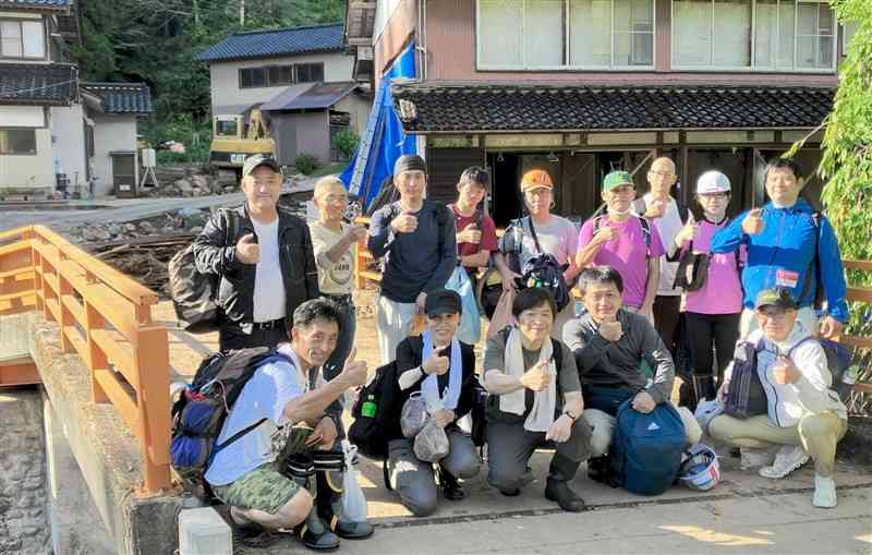 奥能登豪雨の被災地で共にボランティア活動に参加した人たち。前列左から3人目が筆者＝6日、石川県輪島市