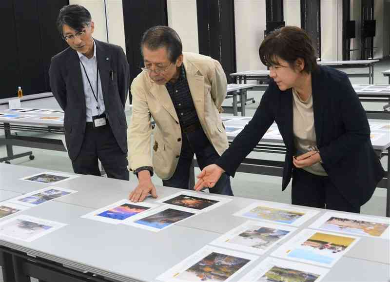 「『熊本城のある景色』フォトコンテスト2024」の審査風景＝9日、熊本市中央区