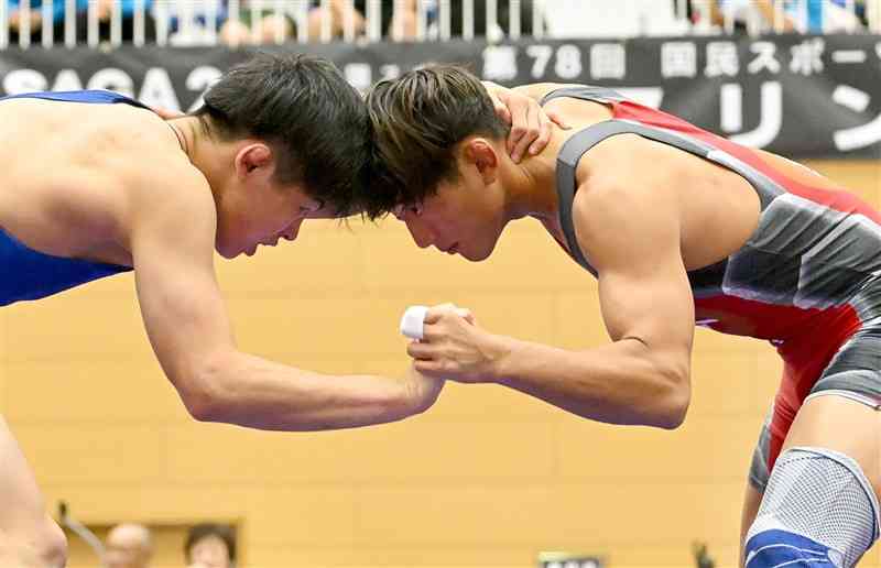 【レスリング少年男子フリースタイル71キロ級準決勝】組手を争う竹田流唯（右、小川工高）＝佐賀・嬉野市中央体育館（石本智）