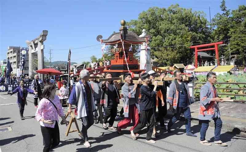 青井阿蘇神社前を出発するみこし＝9日、人吉市