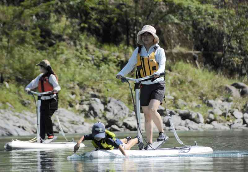 ペダルSUPを試乗する親子＝9月29日、五木村