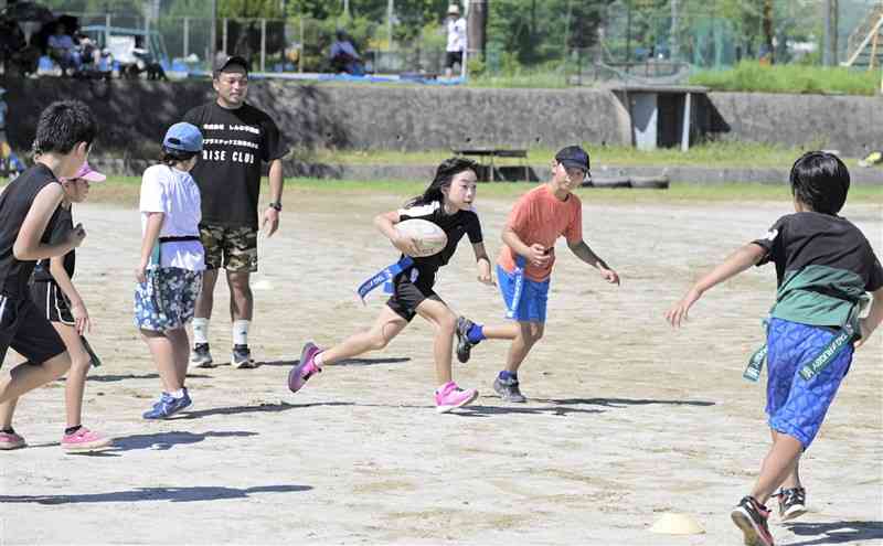 タグラグビーを楽しむ子どもたち＝9月14日、荒尾市