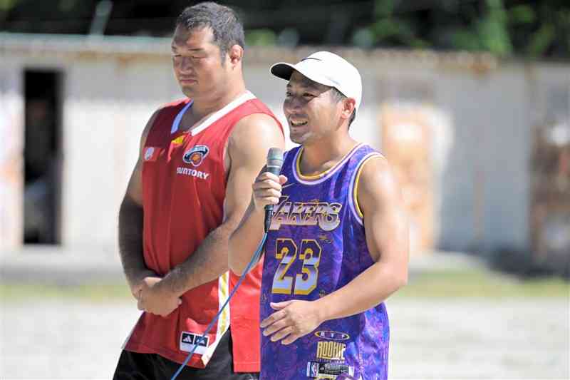 中学生に岱志高ラグビー部への入部を訴える流大選手（手前）＝9月14日、荒尾市