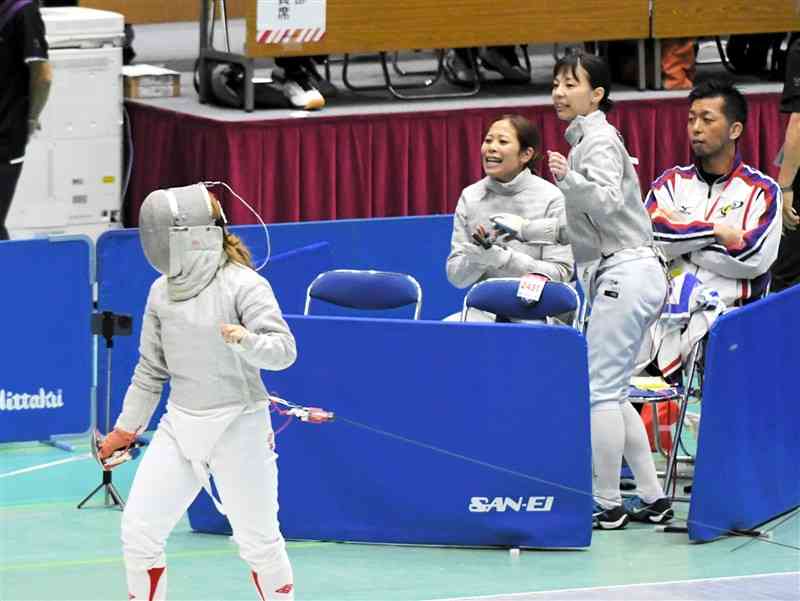 【フェンシング女子サーブル2回戦第3プール・熊本－香川】熊本の中山（左）のポイントに喜ぶ菊池（後方左）と森（後方中央）＝佐賀・SAGAサンライズパーク総合体育館