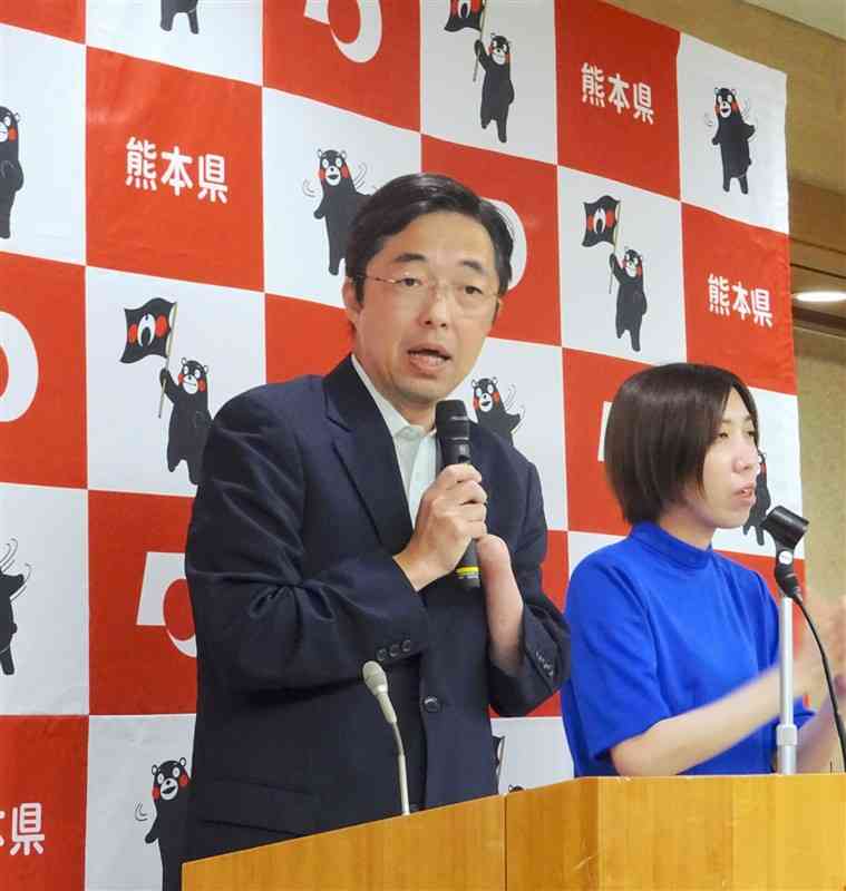 定例記者会見で、旅行事業者と県民への謝罪について説明する熊本県の木村敬知事＝10日、県庁