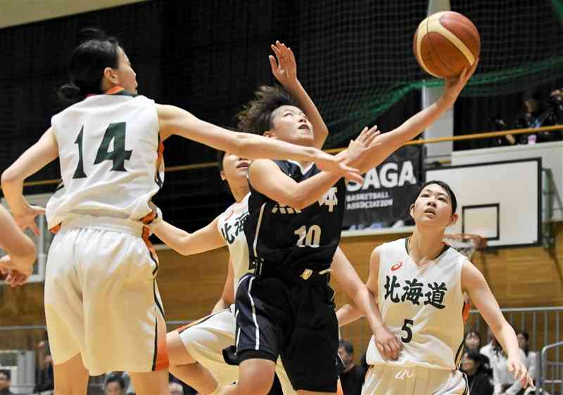 【バスケットボール成年女子1回戦・熊本－北海道】第2クオーター、シュートを放つ熊本の木多良（中央）＝佐賀・唐津工高体育館