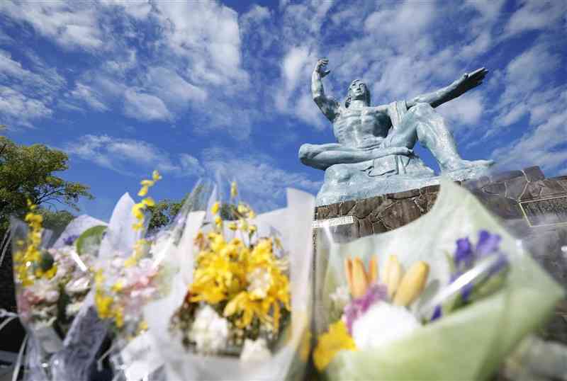 長崎市の平和祈念像＝11日午後2時45分