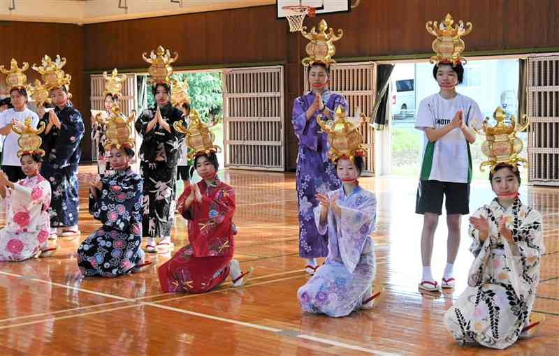 山鹿灯籠踊りの細かい動きをチェックする鹿本農高の生徒たち＝10日、山鹿市