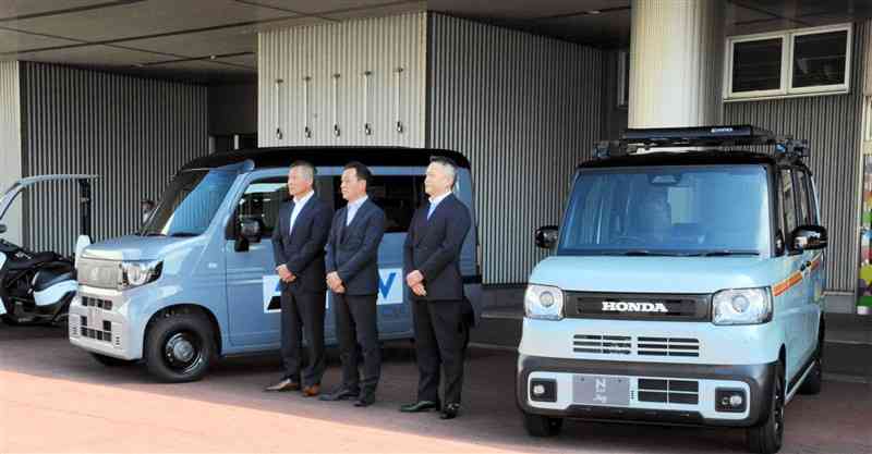 ホンダが新しく発売した「N－VAN　e：」（左）と「N－BOX　JOY」＝11日、大津町