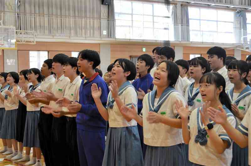 合併20周年を機につくられた美里町初のイメージソングを熱唱する中央中の生徒たち＝11日、同町