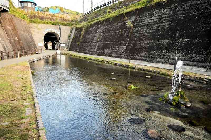 旧国鉄高森線を延長するトンネル工事跡に整備された高森湧水トンネル公園。出水で渇水被害が発生し、約半世紀前に工事は中止された＝11日、高森町