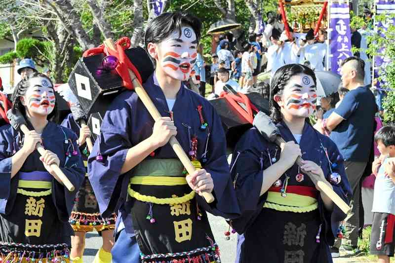 「まんさくじゃー！」と大きな声を響かせながら練り歩く子どもたち＝12日、上天草市