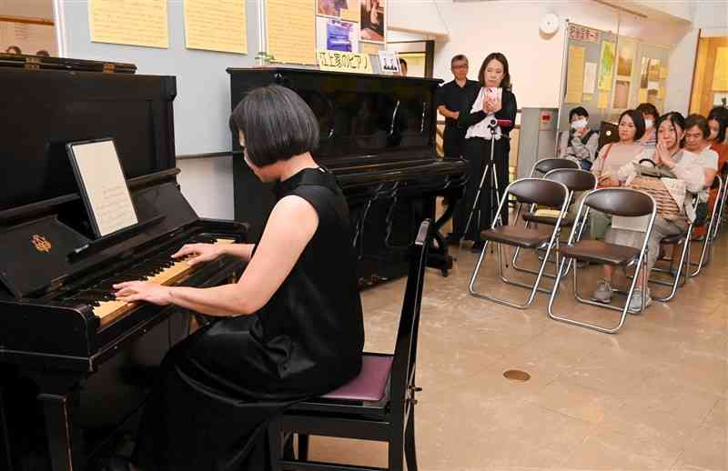 誕生から100年を記念して開かれた「山鹿ピアノ」のミニコンサート＝12日、山鹿市