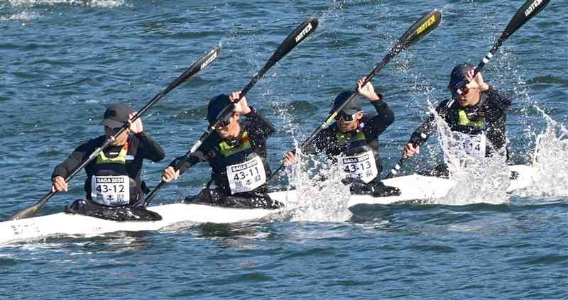 【カヌースプリント・少年男子カヤックフォア（500メートル）決勝】懸命に先行チームを追う水俣高チーム＝佐賀市富士しゃくなげ湖水上競技場（石本智）