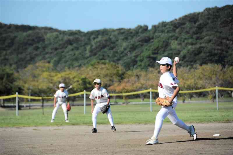 熊日杯兼水俣市会長旗争奪少年野球大会で熱戦を繰り広げる選手たち＝13日、水俣市