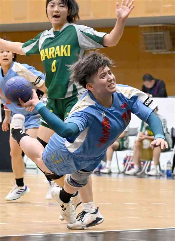 【ハンドボール成年女子3位決定戦・熊本－茨城】後半、熊本ビューストピンディーズのグレイがシュートを決め、24－21とする＝佐賀・小城のりスポーツセンター（石本智）