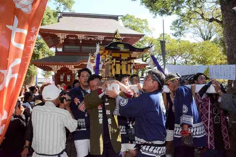 威勢のよいかけ声とともに地域を巡った七所宮の「神輿渡御」＝13日、熊本市南区