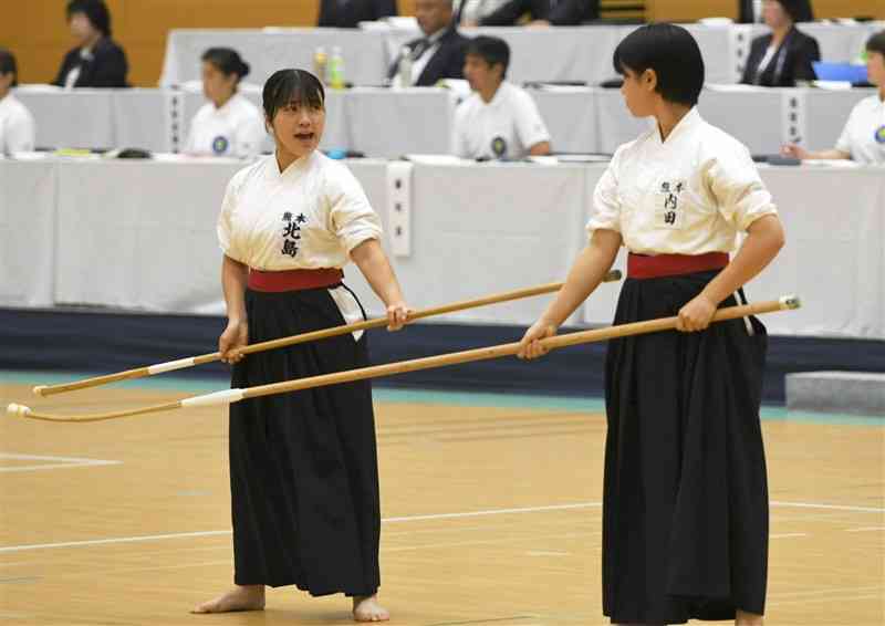 【なぎなた成年演技3回戦・熊本－兵庫】気迫のこもった演技を見せる熊本の北島未稀（左、国際武道大）と内田かなめ（国際武道大）＝嬉野市中央体育館