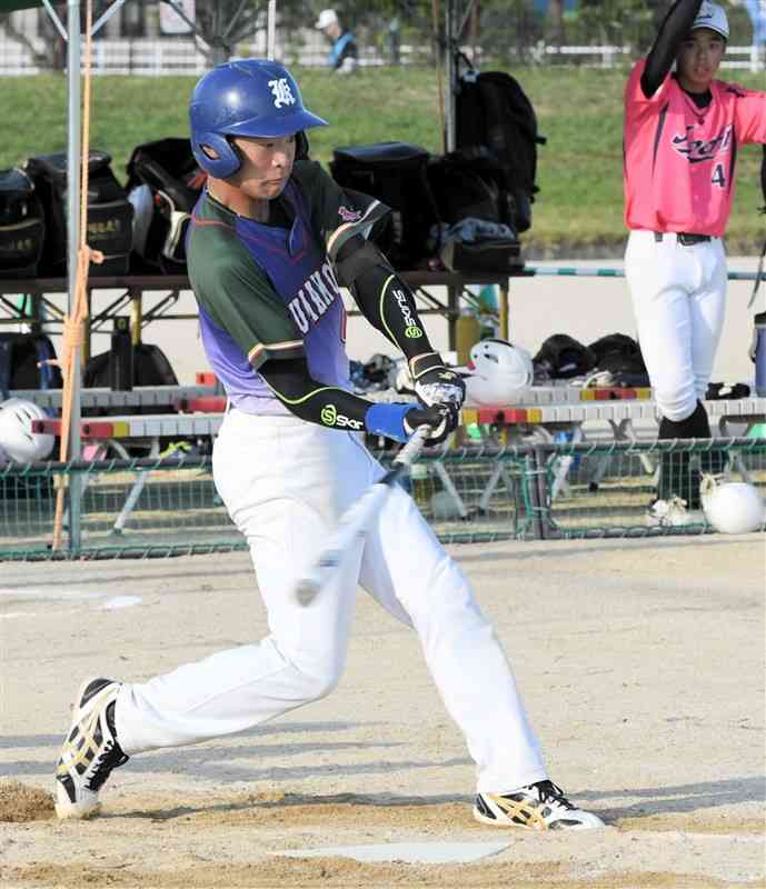 【ソフトボール少年男子準決勝・熊本－高知】2回表、熊本の井上が満塁本塁打を放ち、6－0とする＝上峰町中央公園多目的広場