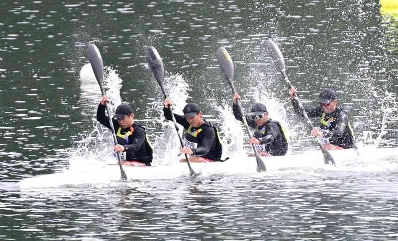 【カヌースプリント・少年男子カヤックフォア（200メートル）決勝】スタート直後、水しぶきを上げながら加速する水俣高チーム＝佐賀市富士しゃくなげ湖水上競技場（石本智）