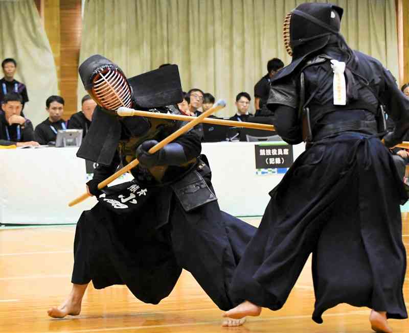 【銃剣道成年男子3位決定戦・熊本－静岡】攻める熊本の中堅の小関（左）＝佐賀・大町ひじり学園体育館