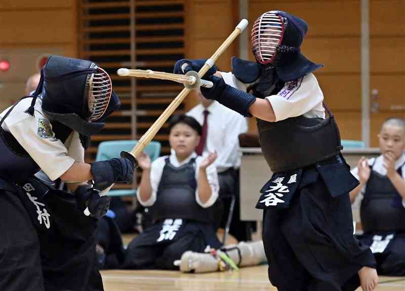 【勝ち抜き戦の部決勝・須屋剣友会A－飽田少年剣道クラブA】面を攻める須屋Aの九谷（右）＝ウイングまつばせ（上杉勇太）