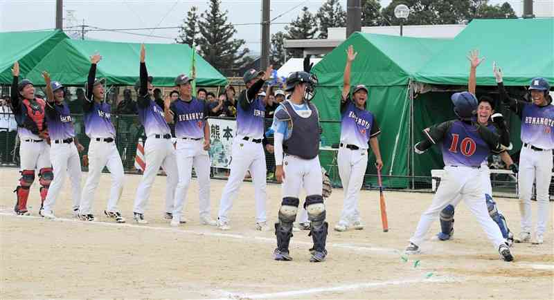 【ソフトボール少年男子決勝・熊本－鹿児島】6回、一森（10）のソロ本塁打で4－5とし、喜ぶベンチ＝みやき町三根運動場