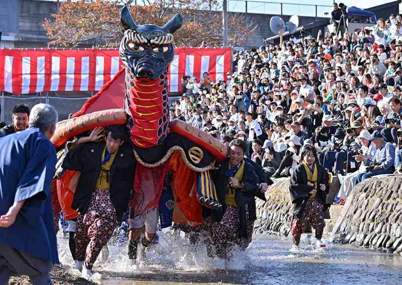 多くの観客が見守る中、砥崎河原で演舞する亀蛇＝2023年11月23日