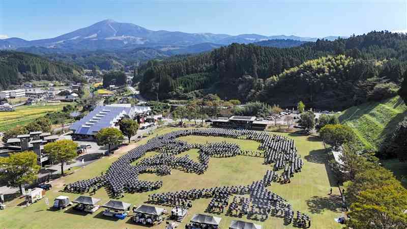 2024本の傘で描かれた北里柴三郎の地上絵＝13日、小国町（地上絵実行委員会提供）