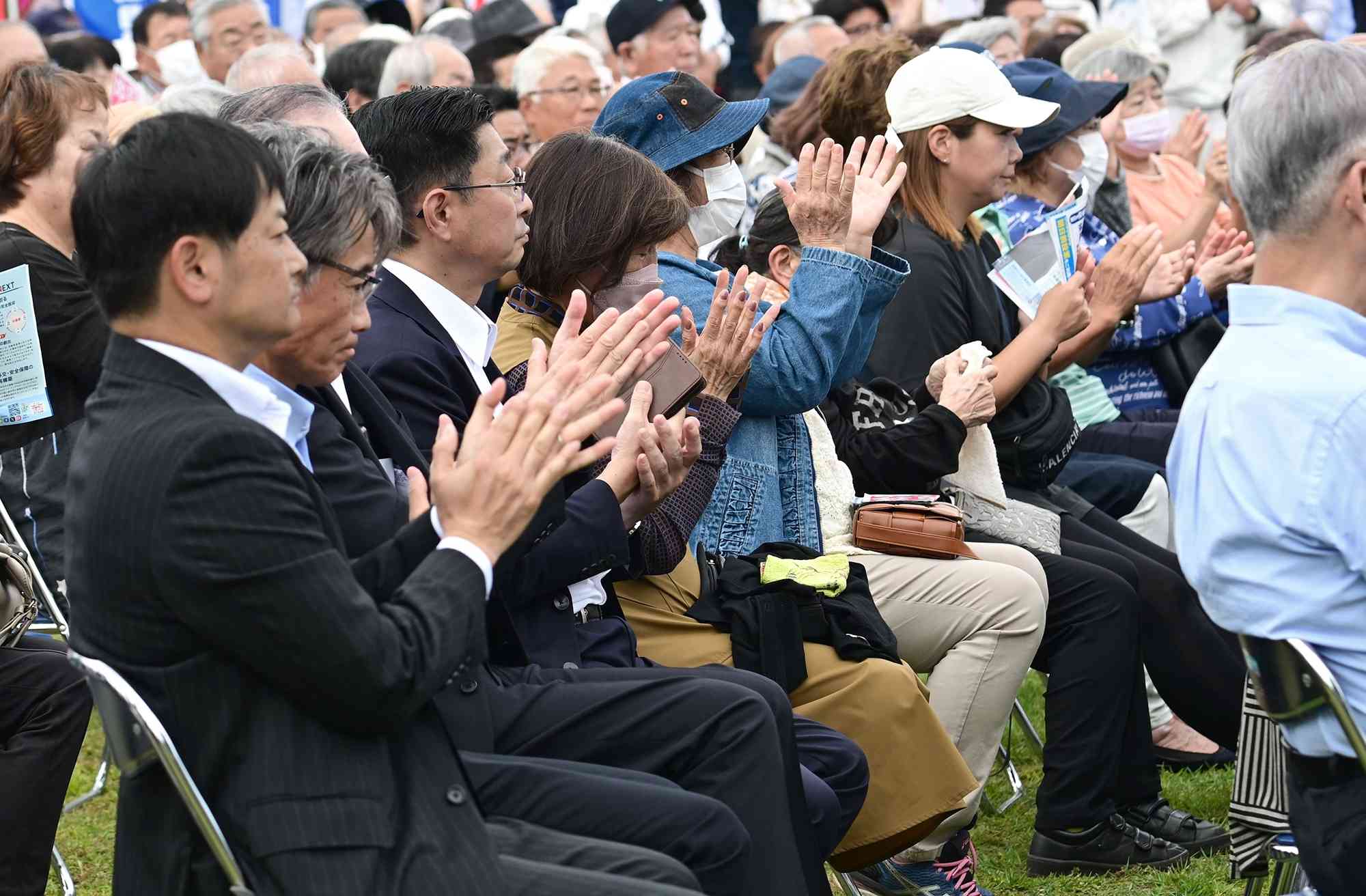 衆院選が公示され、候補者の演説に拍手を送る支持者ら＝15日午前（石本智）