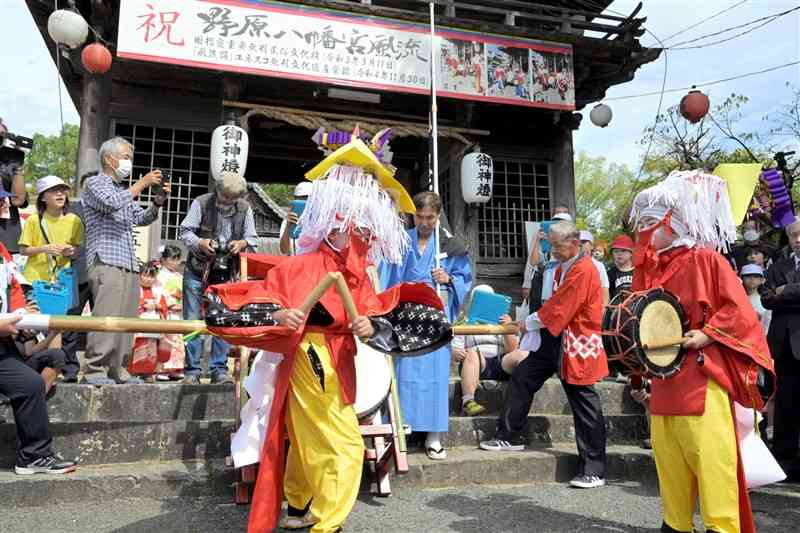 野原八幡宮の楼門前で披露された風流＝15日、荒尾市