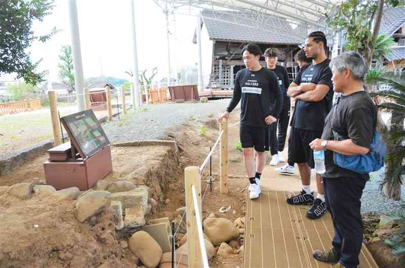 熊本地震で地表に現れた断層などを見学する熊本ヴォルターズの選手ら＝15日、益城町