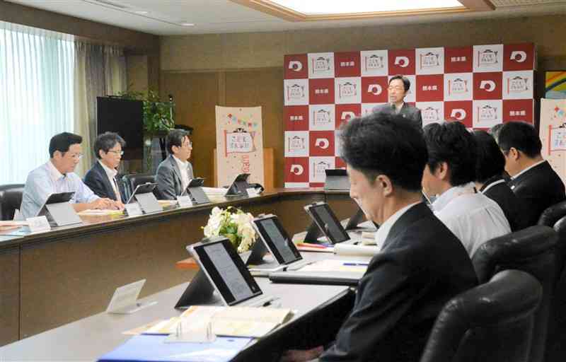 実現計画の中間整理を報告した「こどもまんなか熊本推進本部」の第2回会合＝15日、県庁