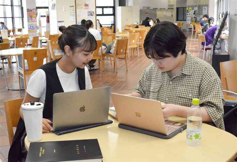 一緒に勉強をする県立大4年の浅井和夏さん（左）と松嶋綾乃さん＝15日、熊本市東区