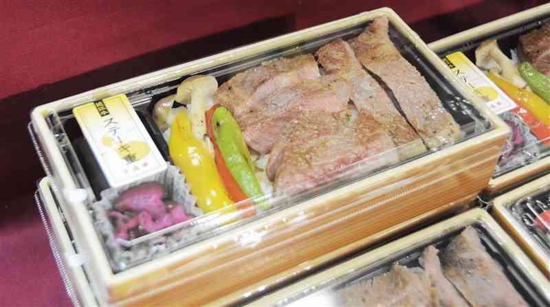 近江牛を使ったステーキ重＝16日、熊本市中央区