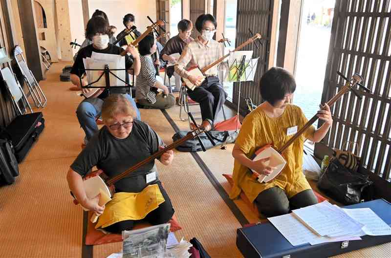 山鹿温泉祭に向け練習に励む「三味線に触れる会」の受講者たち＝13日、山鹿市