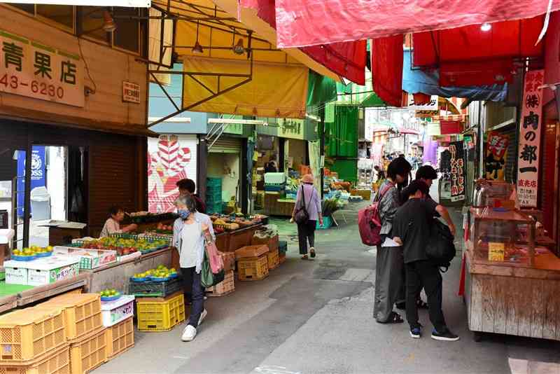 「庶民の台所」として親しまれる子飼商店街。物価高騰で生活負担が増す中で発覚した裏金事件に、有権者の政治不信が広がっている＝17日、熊本市中央区