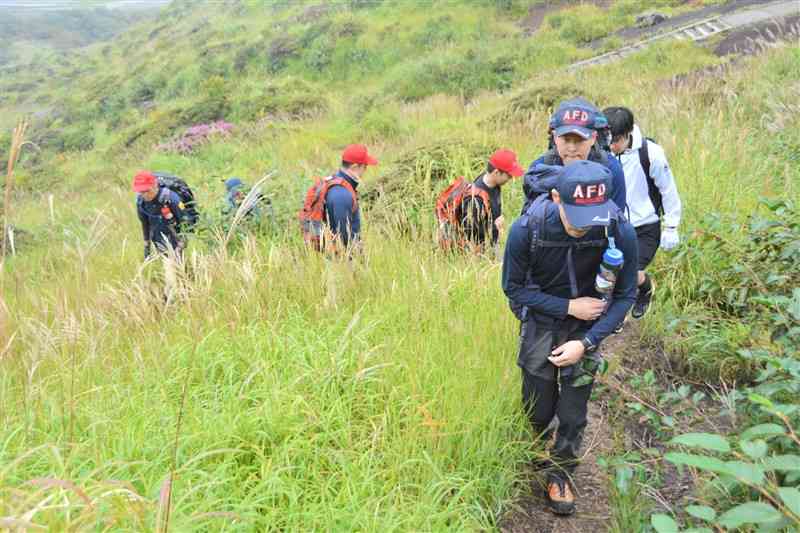 仙酔峡から阿蘇高岳、中岳を結ぶ登山道を点検する「阿蘇山遭難事故防止対策協議会」＝17日、阿蘇市