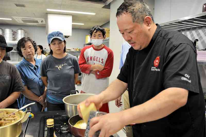 地元食材を調理する「築地ボン・マルシェ」の薄公章シェフ（右）＝17日、天草市