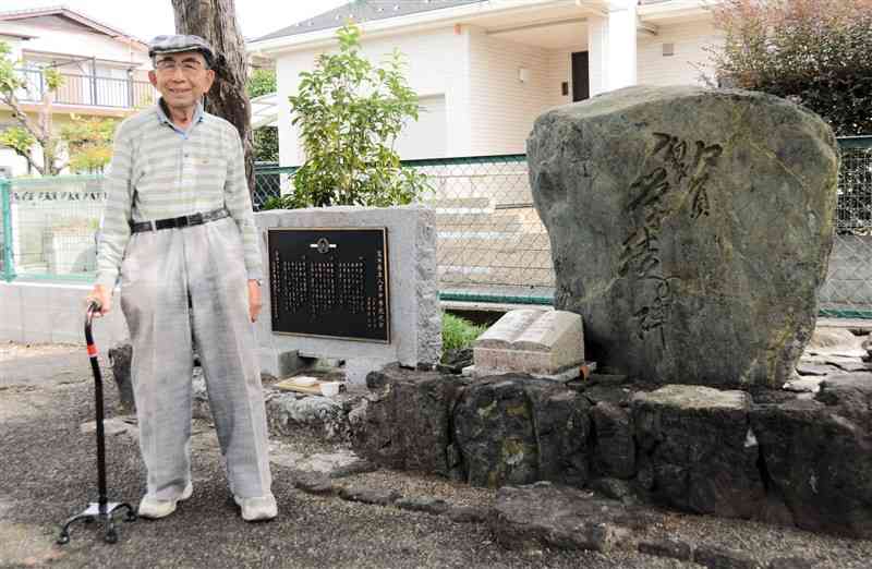 「動員学徒の碑」の前に立つ髙木正孝さん。20日に最後の慰霊祭に臨む＝17日、人吉市