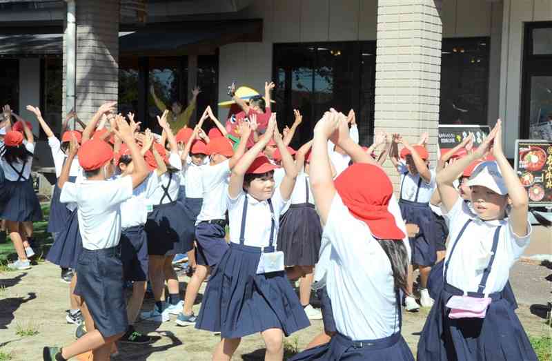 「からいもくん体操」を踊る大津小の3年生＝18日、大津町