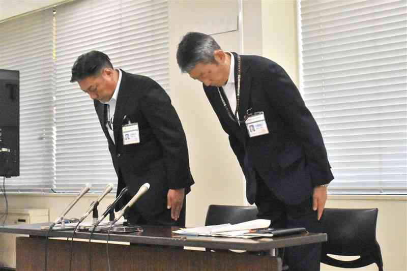 男性消防士長の懲戒免職処分を発表し、陳謝する熊本市消防局の幹部＝18日、市役所