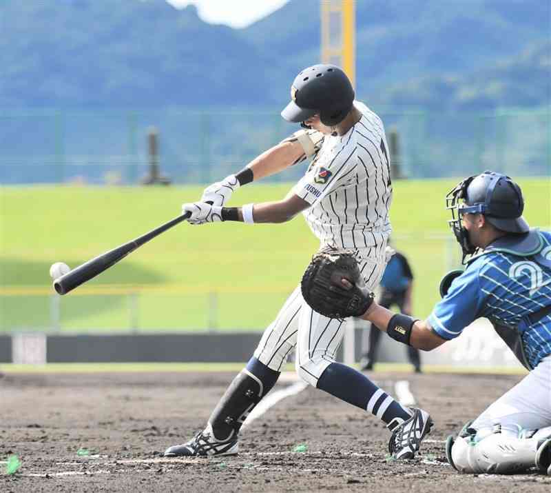 【第一工大－東海大九州】1回裏、東海大九州2死三塁。川道が中前適時打を放ち1点を先制する＝リブワーク藤崎台球場